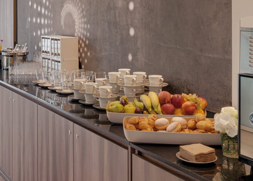 Snack- und Kaffeetheke mit frischem Obst und Gebäck