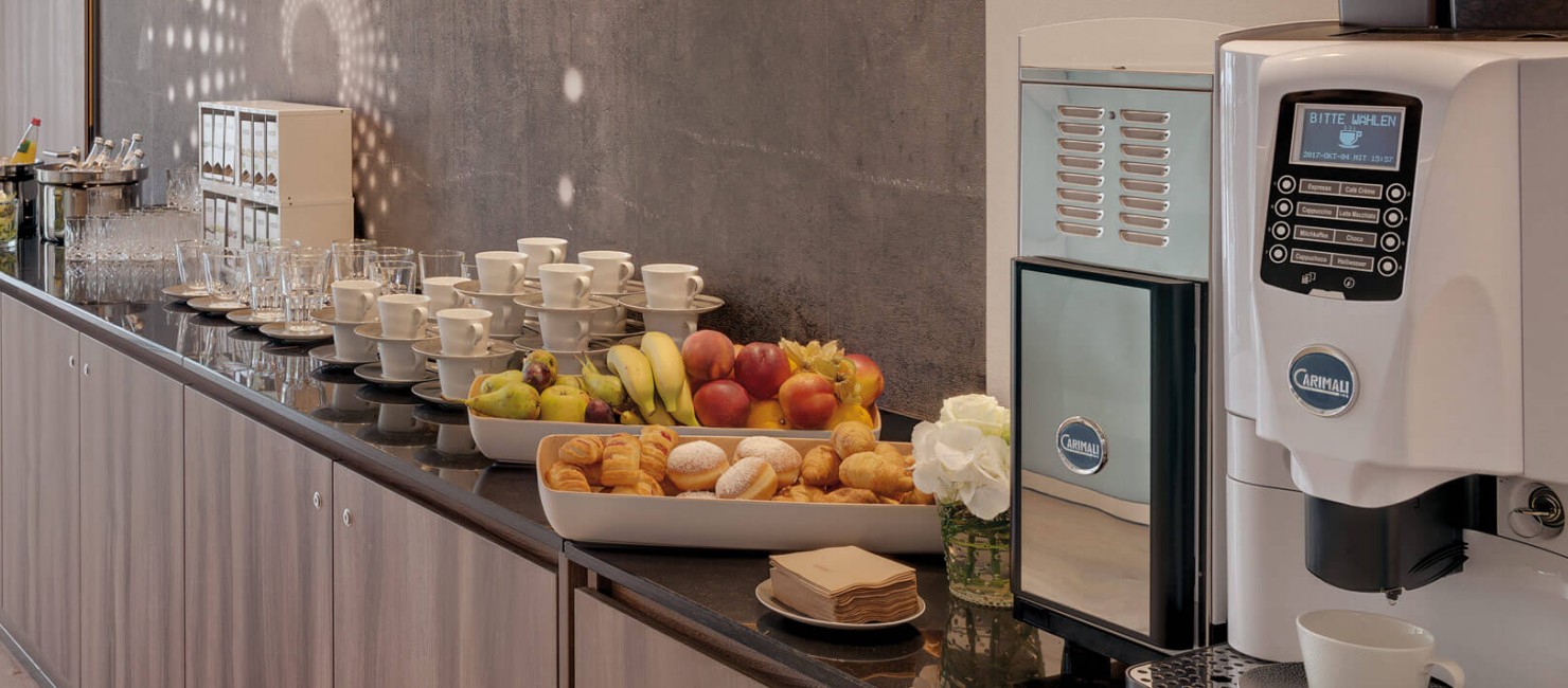 Snackbar mit Kaffeemaschine, Obst und Gebäck im Tagungsbereich des Hotels