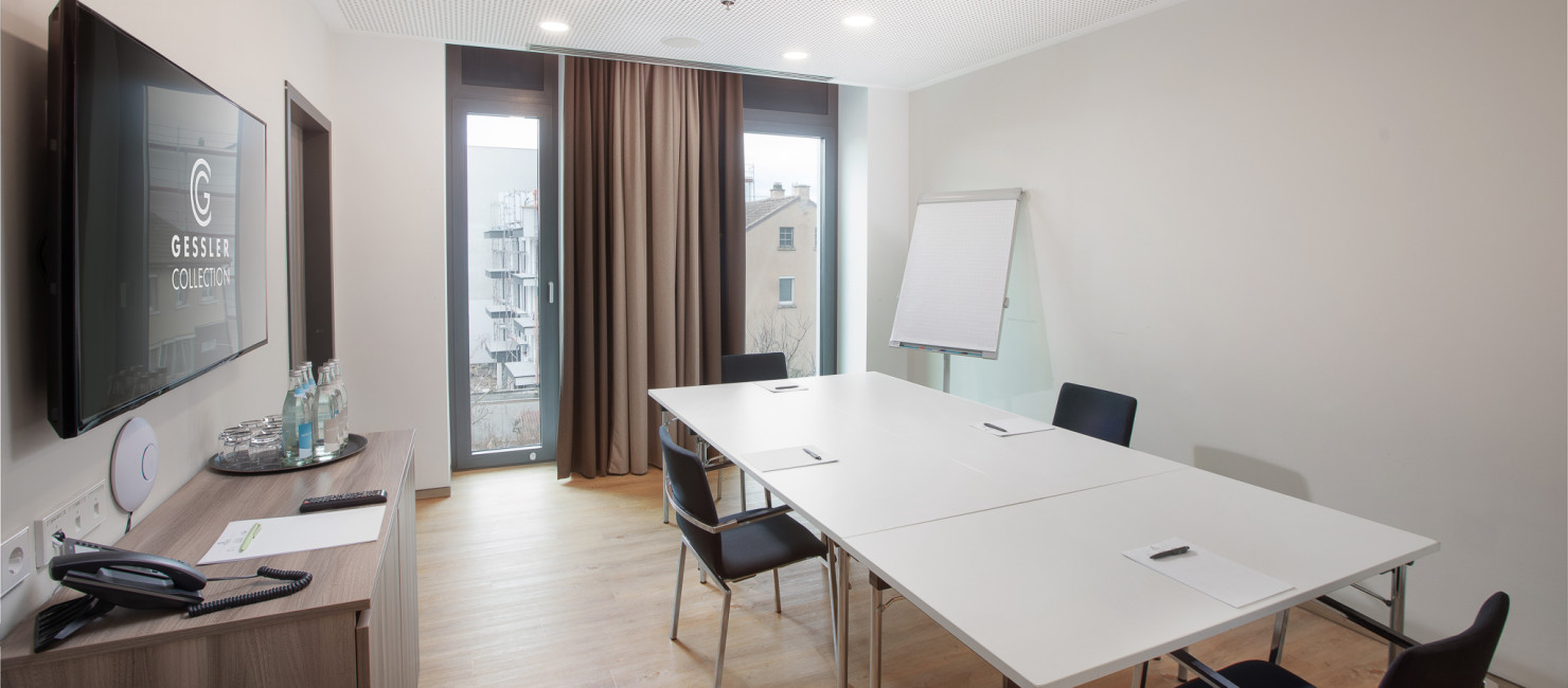 Moderner Tagungsraum mit großen Fenstern, Whiteboard und Flachbildschirm