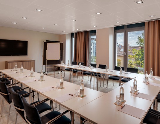 Seminarraum mit zahlreichen Sitzplätzen und Whiteboard