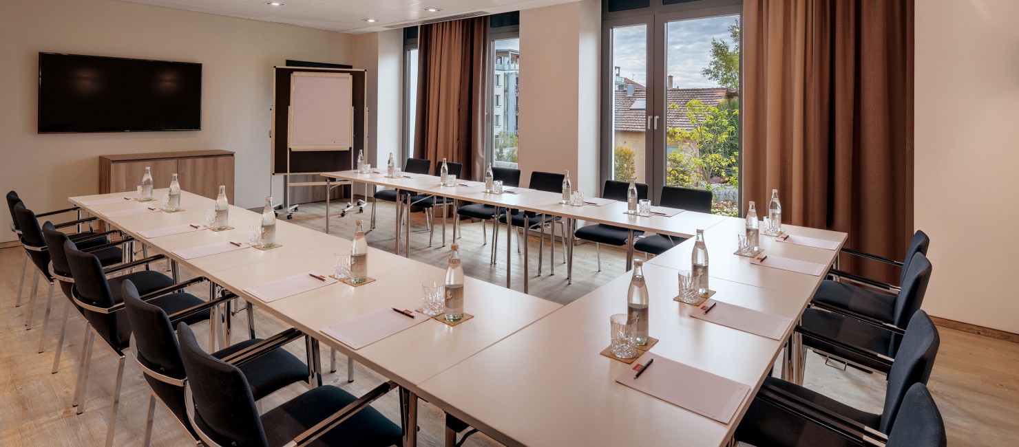 Seminarraum mit großer Fensterfront und zahlreichen Sitzplätzen