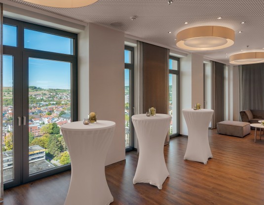 Mehrere Stehtische im Tagungsbereich des Hotel Stadt Lörrach