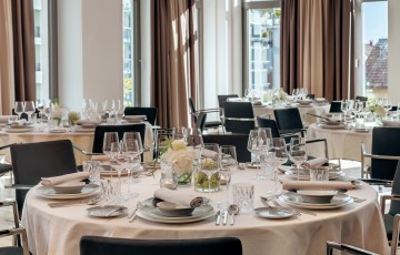 Ein festlich gedeckter Tisch im Eventbereich des Hotels